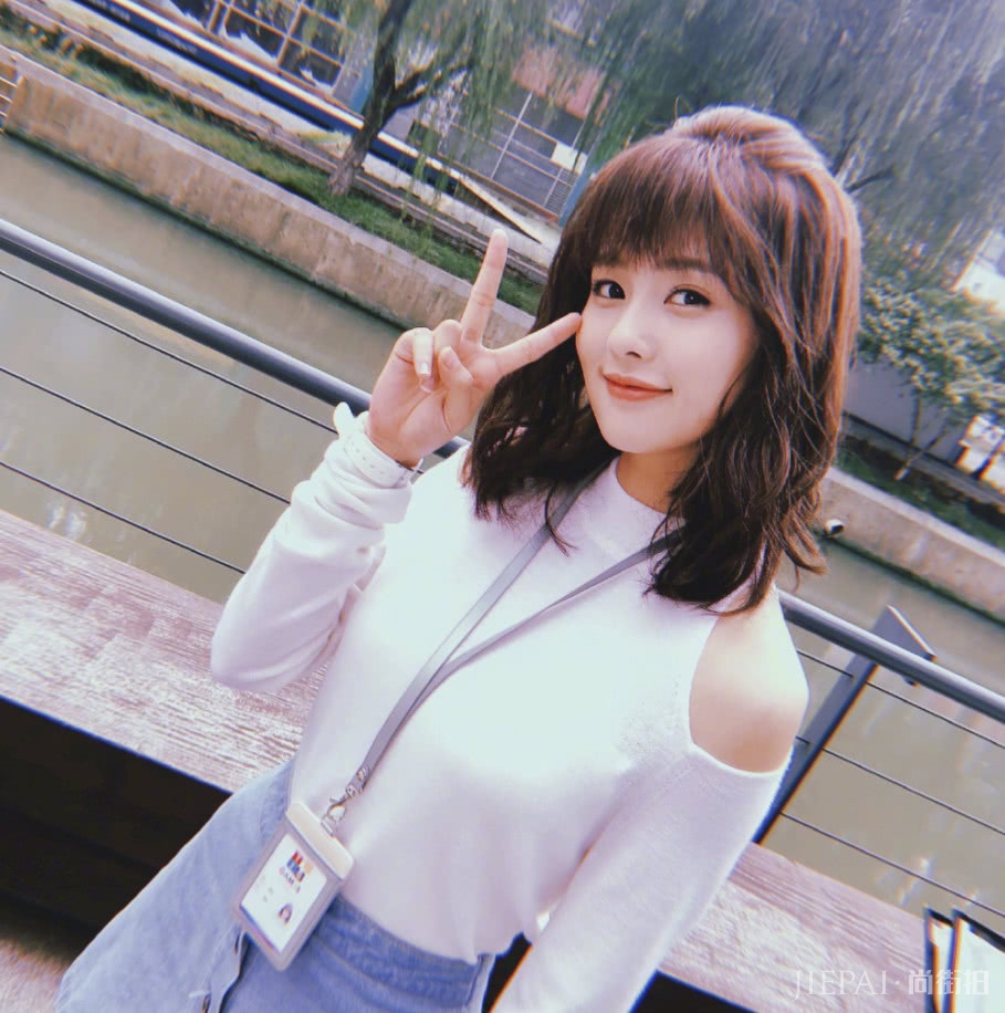 白鹿集千万宠爱的S级美貌！将晚礼服穿出了婚纱的气质！