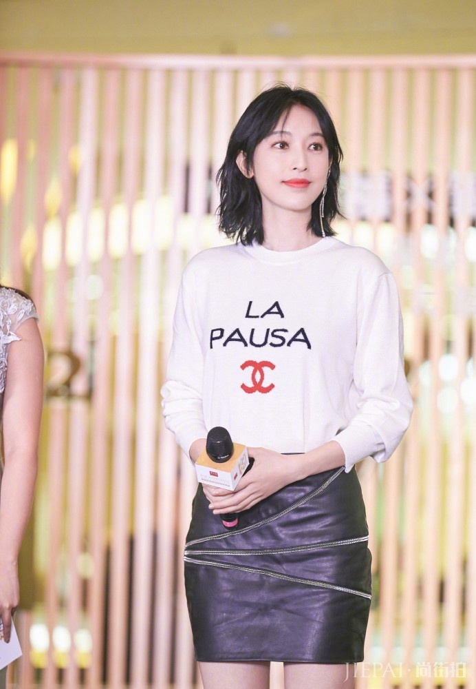 张俪将发尾弄凌乱了一些，气质变得更惊艳了！