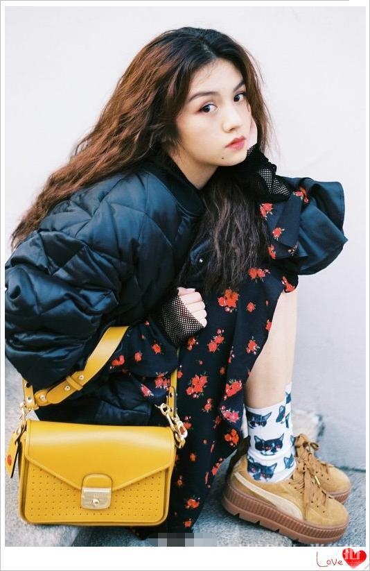 周海媚“泡面卷”发型，减龄时髦