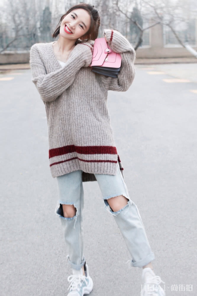 唐艺昕剪短发嫩回18岁，烫卷发又显老10岁，还是适合留短发