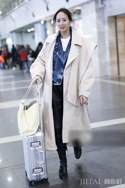 蒋欣利落短发身穿蓝色大衣增添都市女郎范儿!