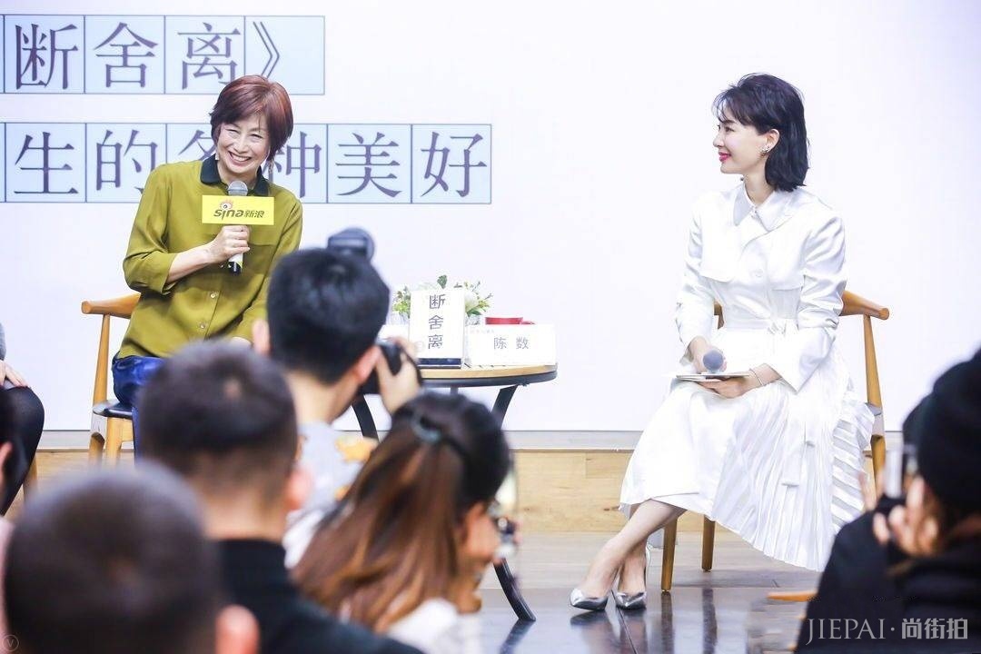 陈数一袭百褶裙风衣优雅精致,成熟女性的教科书式搭配