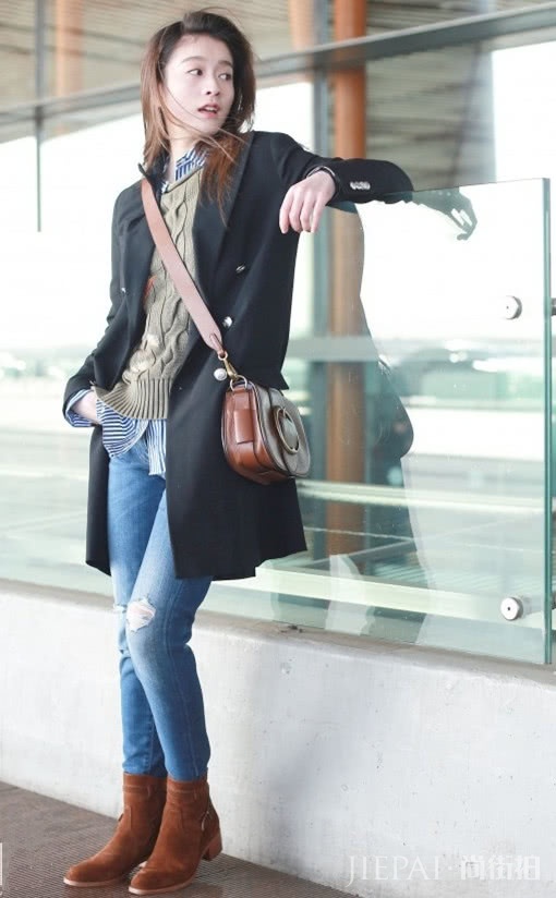 西装怎么搭配？西装+牛仔裤让你穿出洋气，气场全开！