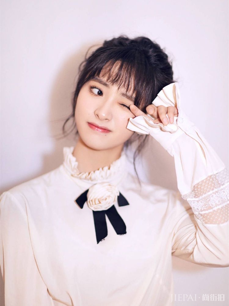 沈月配荷叶边衬衫超俏皮，居然格外好看！