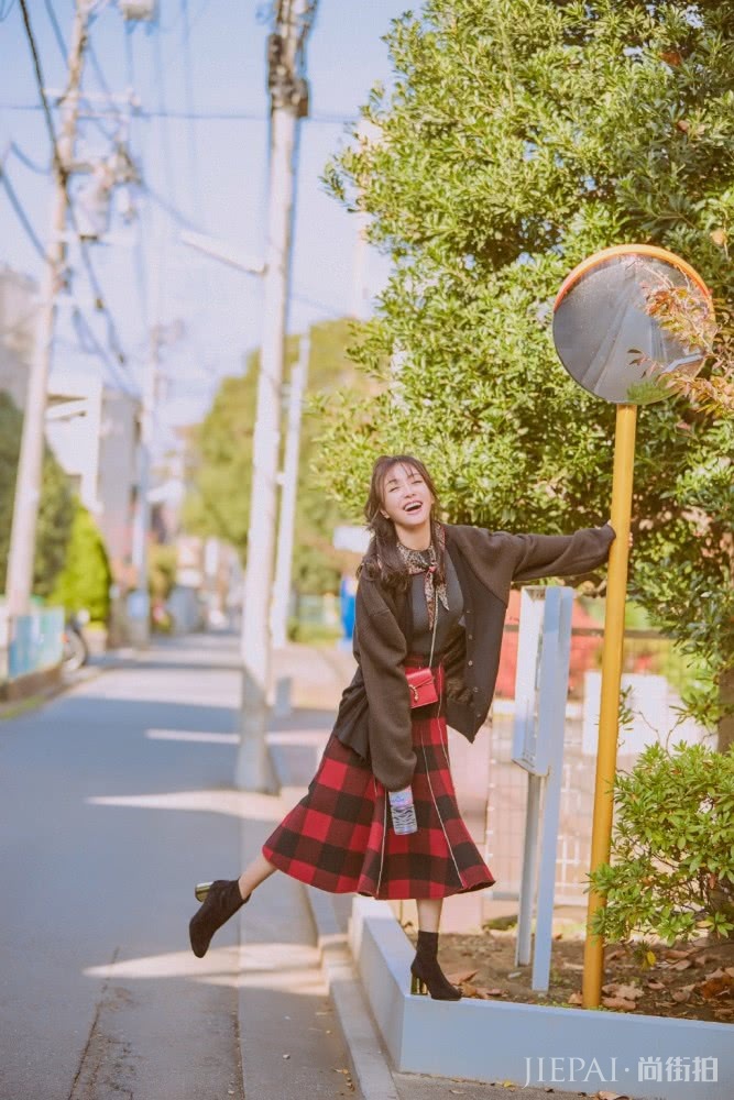 秦岚针织衫格子裙嫩成初中生，少女感一下就飙了