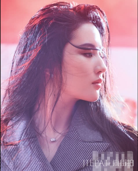 刘亦菲红色衣服搭配驼色发圈,却意外被墨镜抢镜