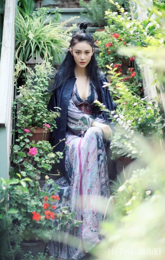 张馨予“道士头”配长裙,除了美还是美!