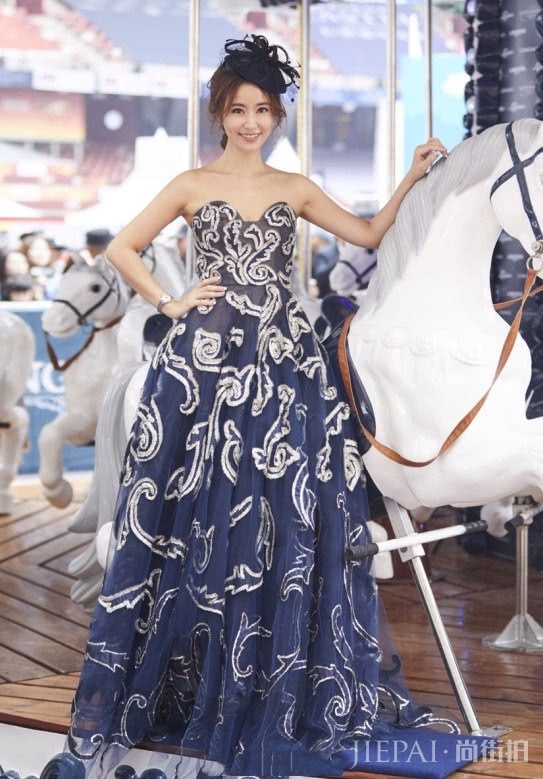 林心如一袭香槟色长裙,完全是油画里走出的公主!