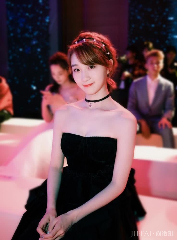 李子璇穿格纹露肩衫玩下衣失踪,“漫画腿”超吸睛