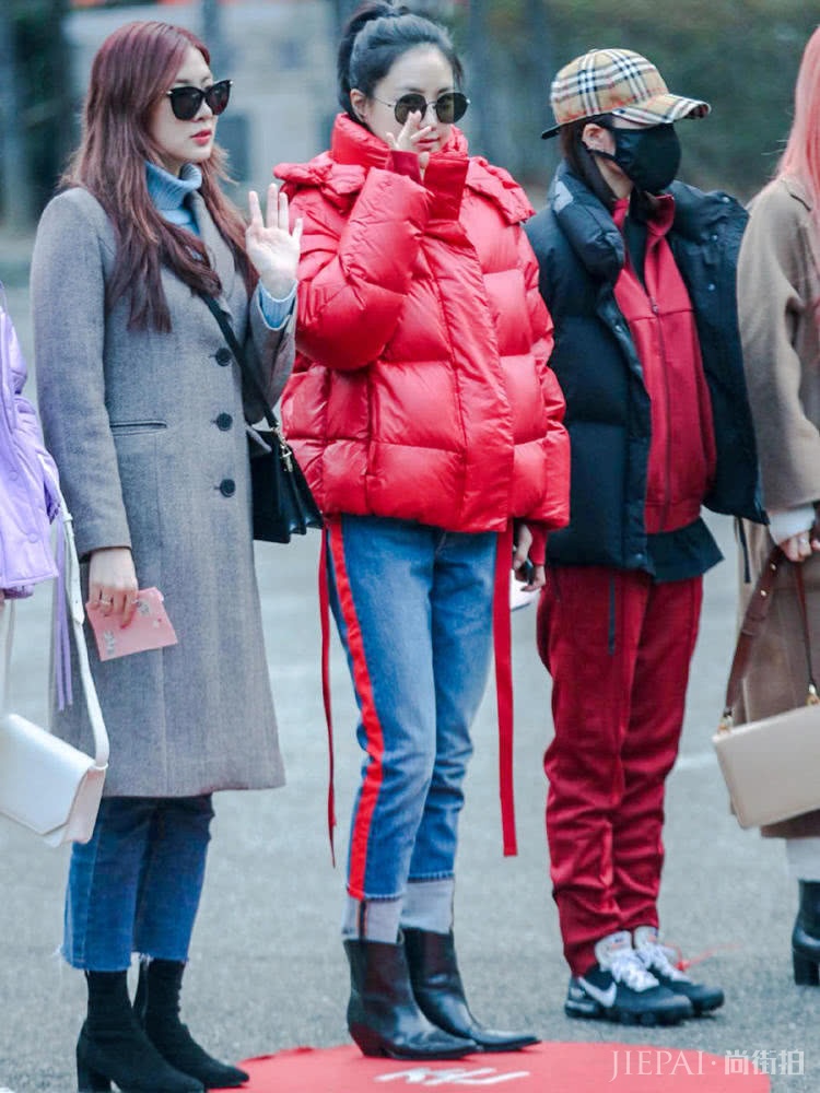 韩国女团Apink上班，五颜六色居然不丑