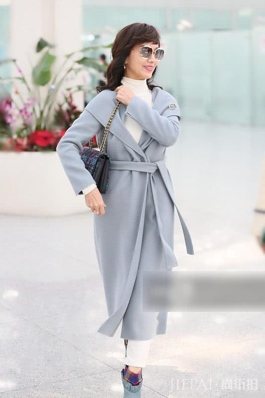 蒋欣利落短发身穿蓝色大衣增添都市女郎范儿!