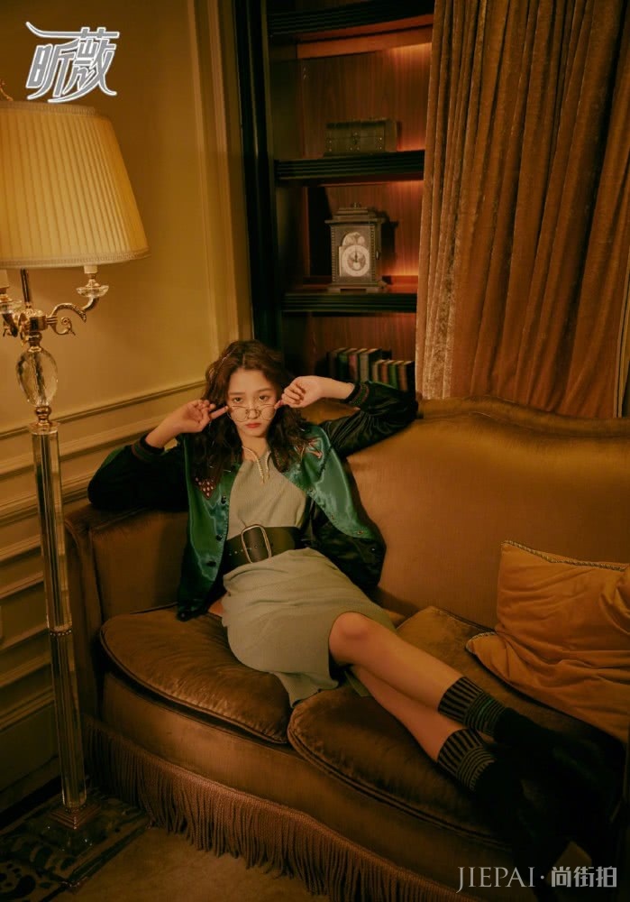 关晓彤烫了小卷毛卷发，终于选对了发型