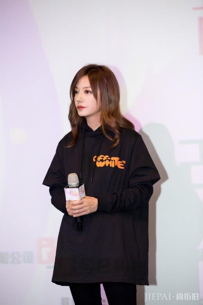 赵薇仅仅只是换上印花裙打底,美了不止一点点