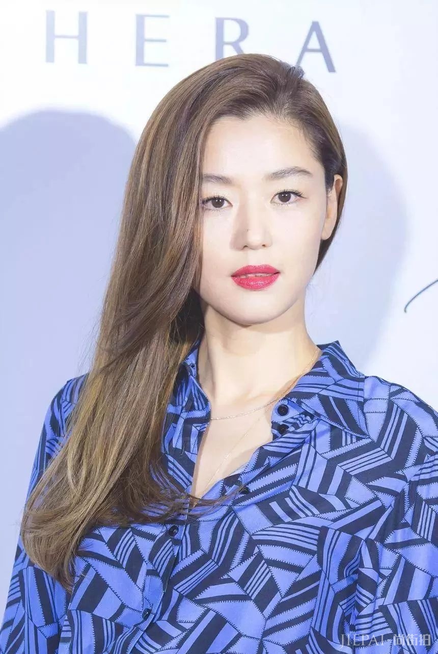 全智贤阔腿裤西装上身老娘天下最美，成“职场穿搭”模板！