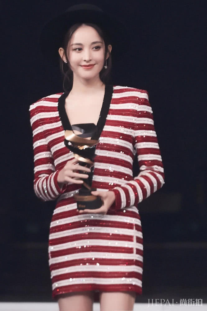 微博之夜,古力娜扎身材就是好,唐嫣C位笑起来还是那么甜