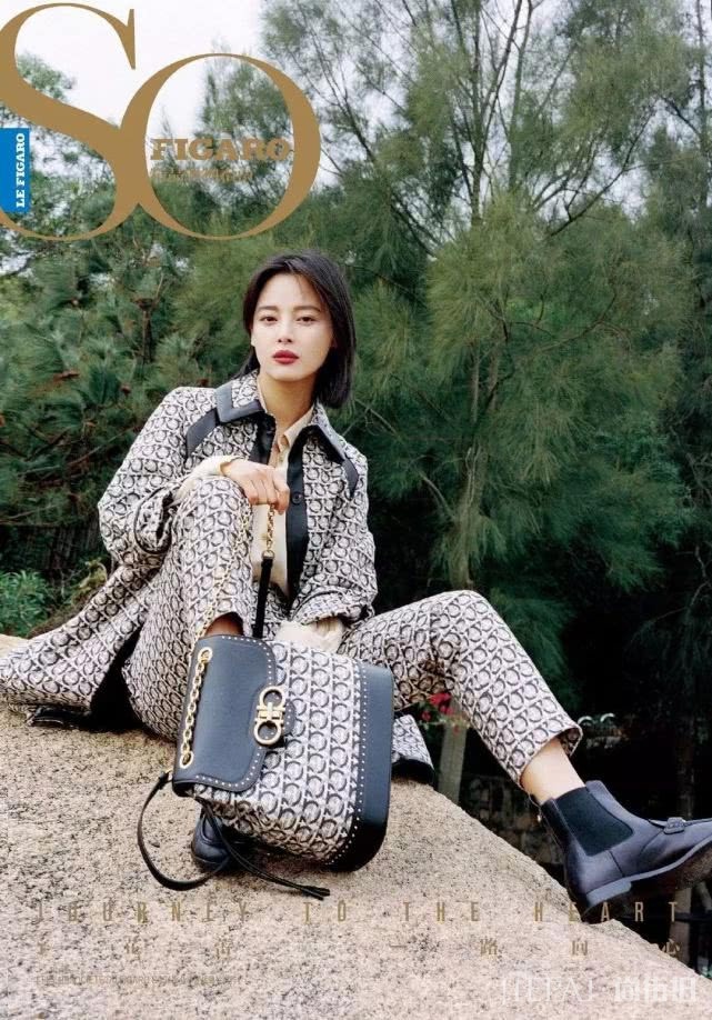 辛芷蕾登杂志封面,女王般躺姿极致性感