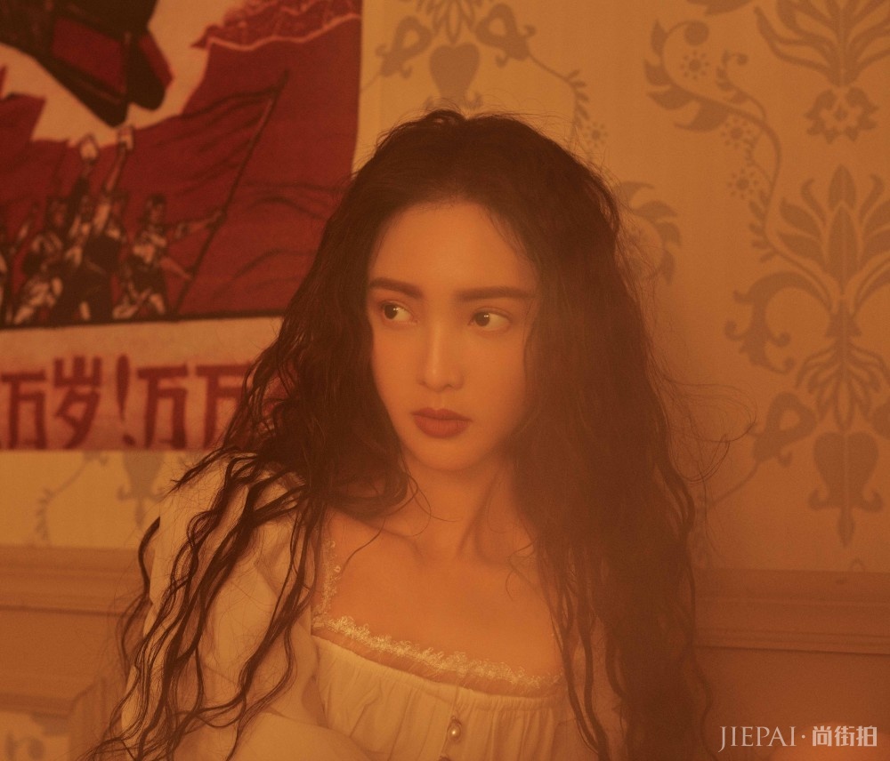 金晨终于烫卷发了,气质更惊艳