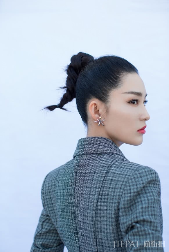 李沁终穿双“人字凉鞋”出门，轻松变身腿精！