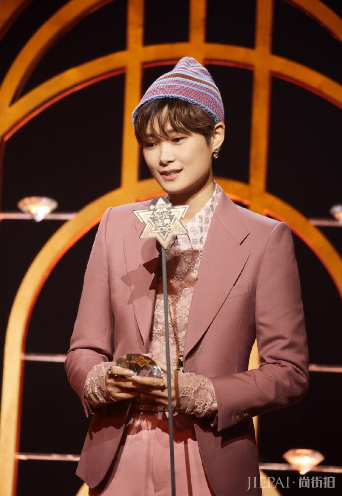 李宇春穿粉色褶皱上衣配半身裙浪漫复古,美得像一幅画