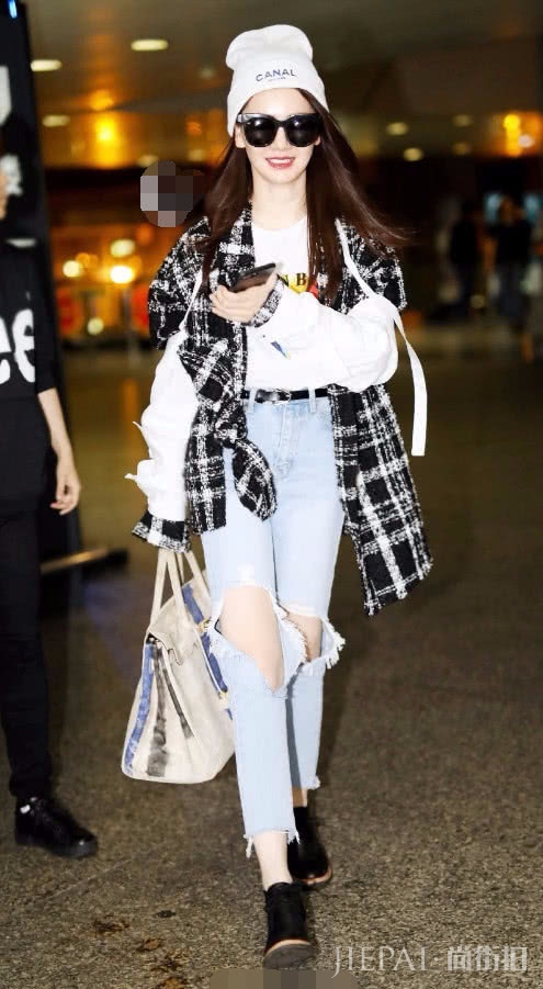 戚薇竟用绳子把卫衣和围巾串一起?防寒还不怕滑落!