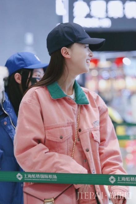 吴谨言又穿粉色走机场，至少减龄10岁