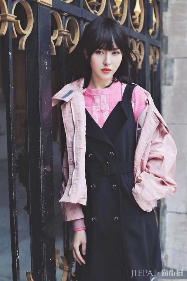 唐嫣齐刘海配粉裙,装嫩到底!