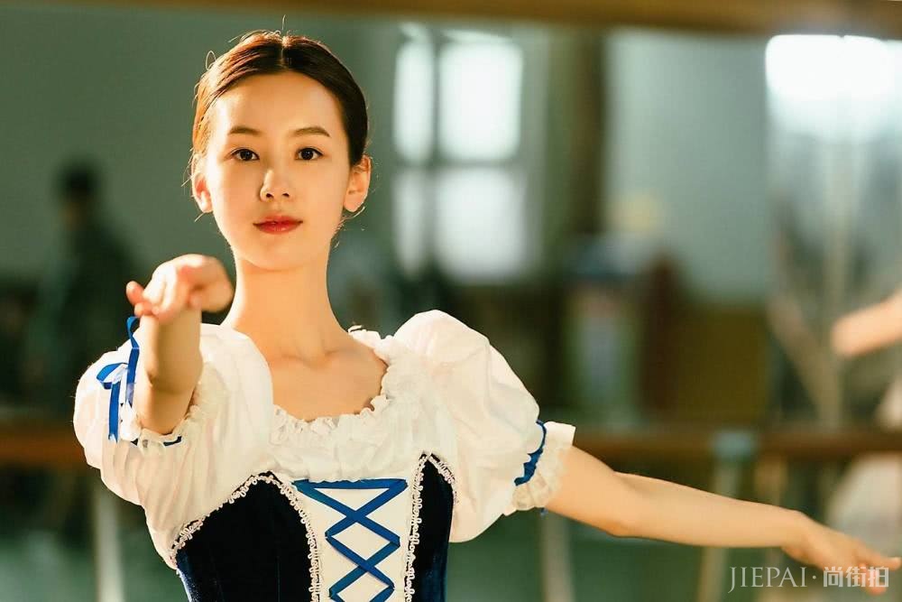 陈都灵踩8490高跟鞋站在桌子上，相当霸气