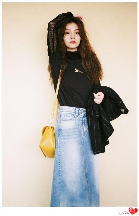 周海媚“泡面卷”发型，减龄时髦