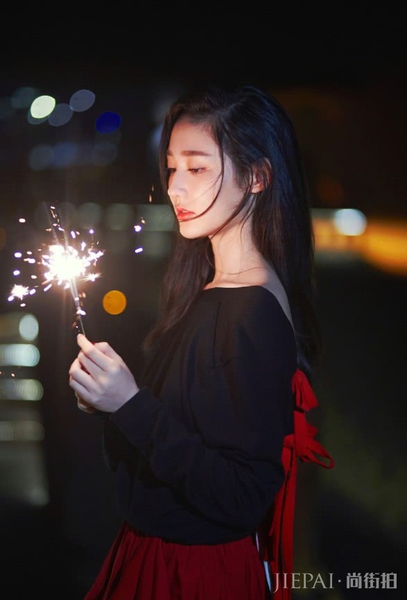 王莫涵简约打扮却暗藏小心机，美到让服气！