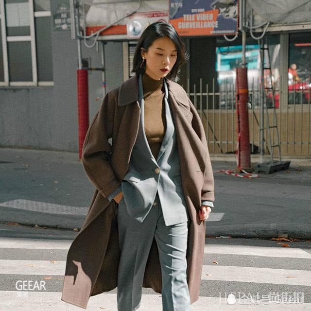 这位在法国住的时尚博主，把优衣库的服装穿出了法式高级风格