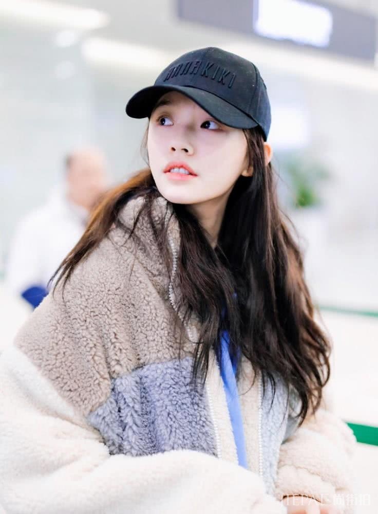 林允穿牛仔裤裤，双腿依旧纤细