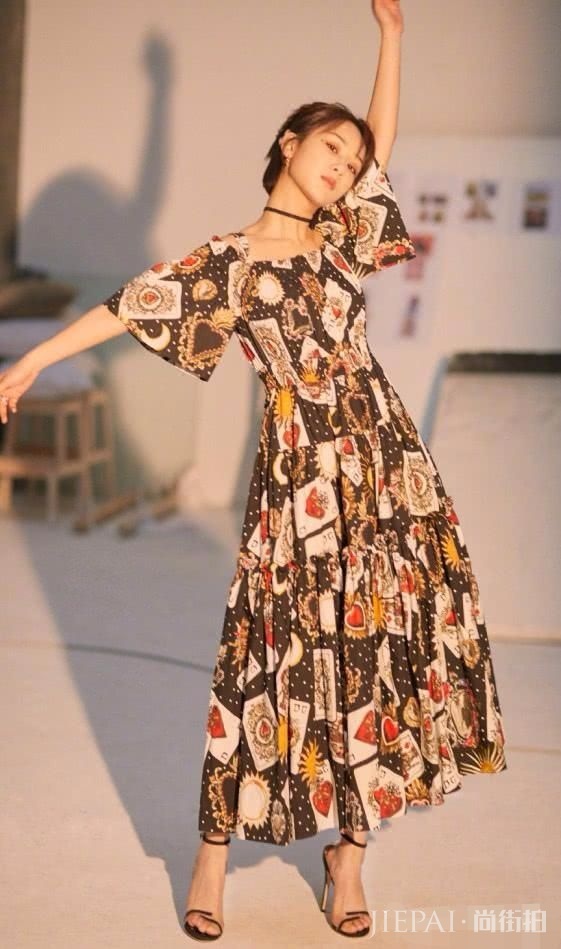 杨紫蟋蟀刘海好任性，粉色西装俏皮又知性！