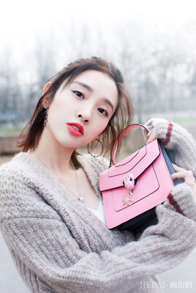 唐艺昕剪短发嫩回18岁，烫卷发又显老10岁，还是适合留短发