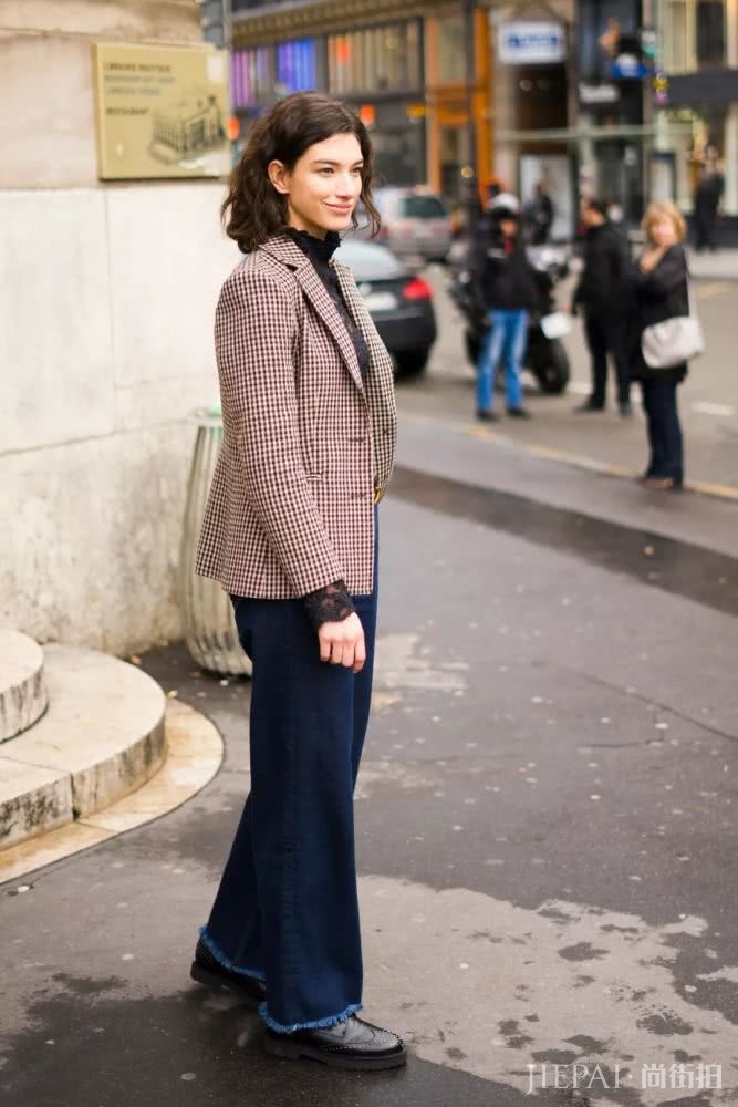 大衣羽绒服里面一件黑色打底衫全搞定