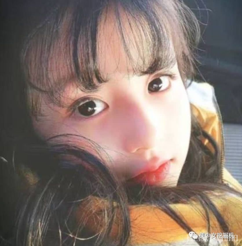 都说抖音洋娃娃是照网红界最美妈妈整的,看到她校花时照片真相了