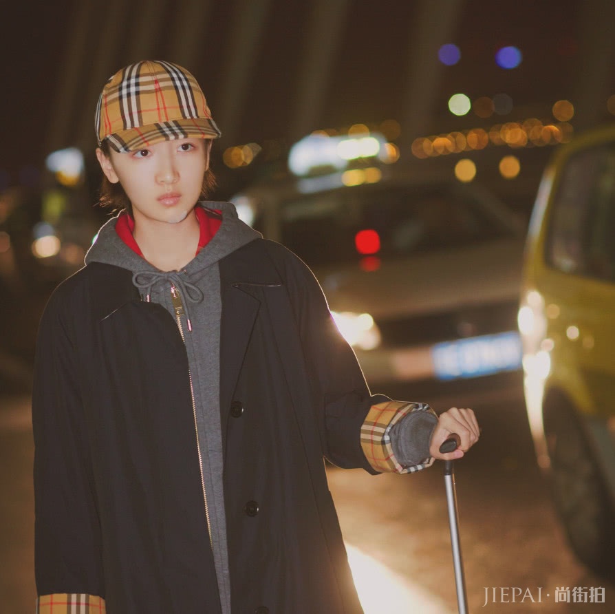 周冬雨V型裙子，这一身十分简约大气！