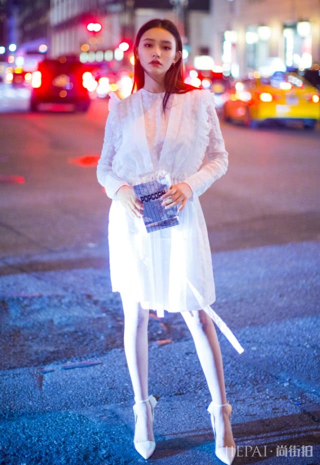 林允穿“窗帘”亮相，腰以下的“麦穗腿”才是亮点！