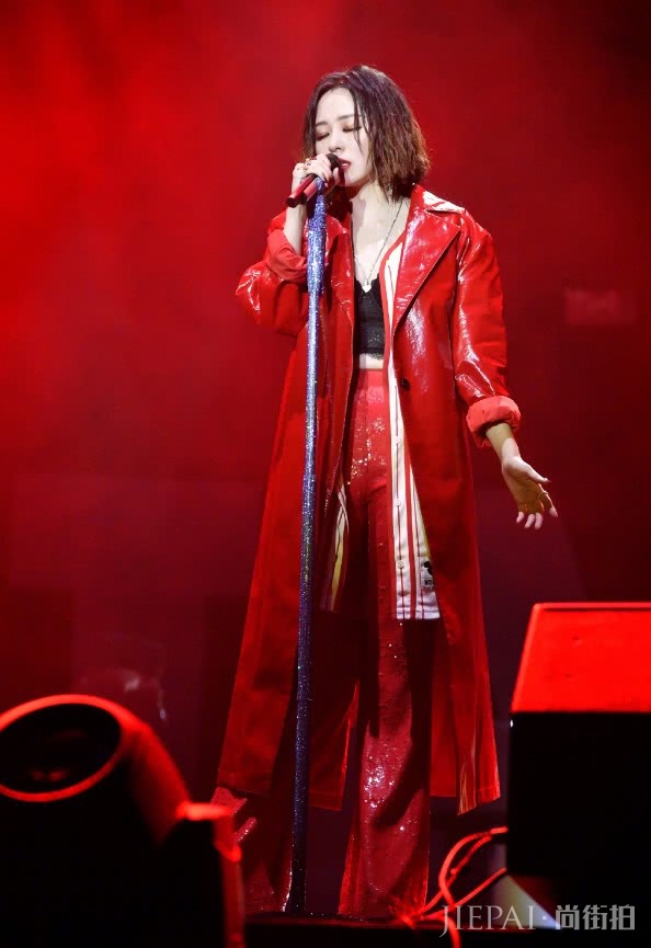 张靓颖穿了一件薄薄的纱,却还是勒出了赘肉!