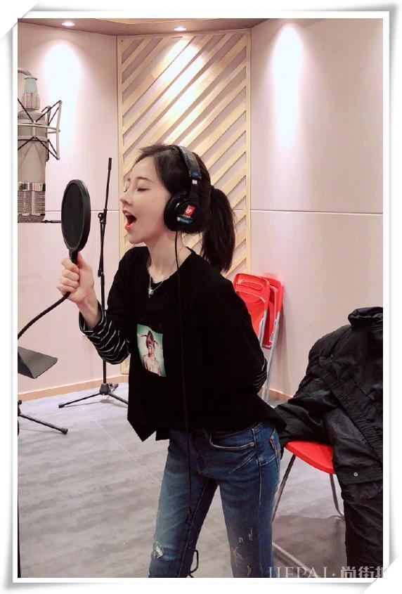 冯提莫穿平底鞋秀出大长腿