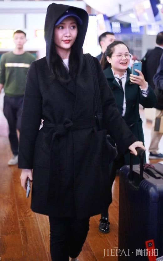为黑色大衣正名,衬肤色显瘦又洋气