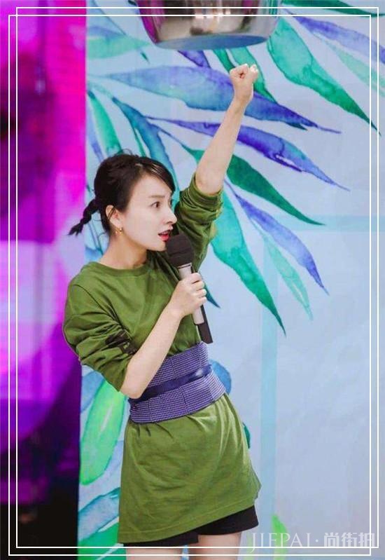 吴昕现身机场一身穿搭可谓是非常的保暖了