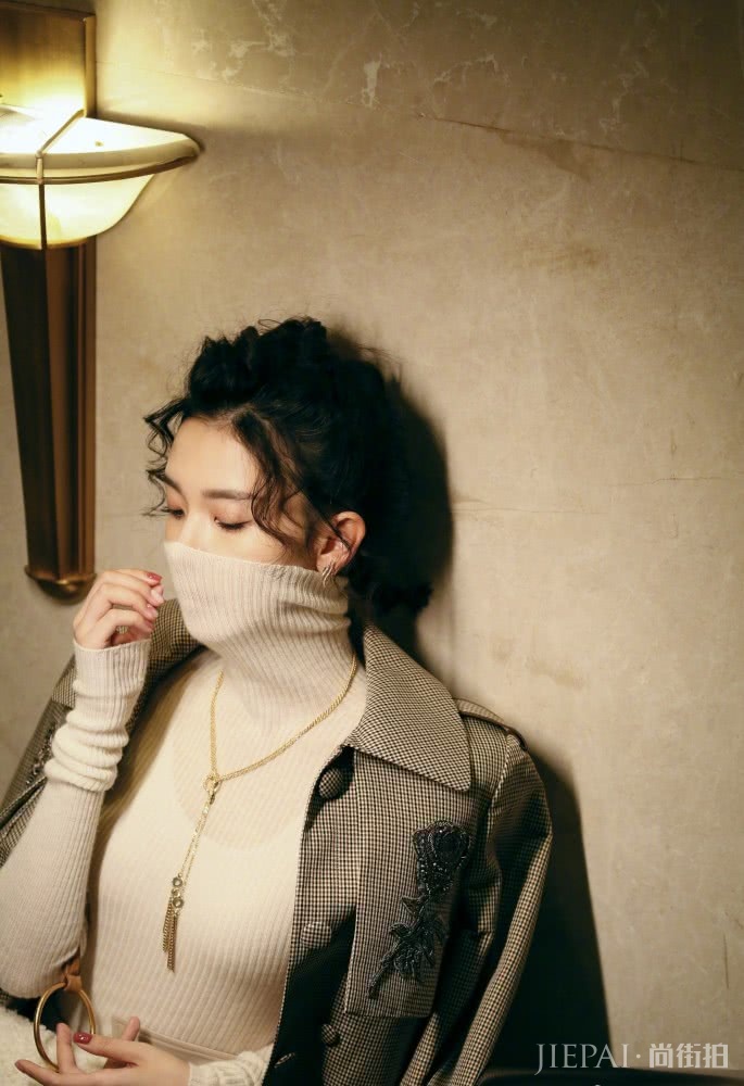 陈瑶烫了“龙须卷”刘海，气质变得更惊艳！