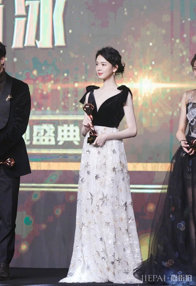 陈瑶编发搭配连衣裙穿出大长腿的感觉,小个子穿搭可以学她