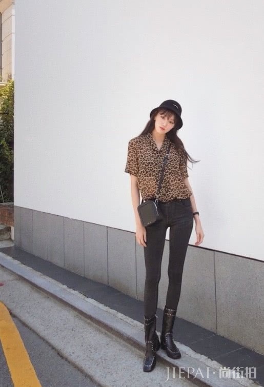 李圣经紧身裤配白靴居然也能很时尚!