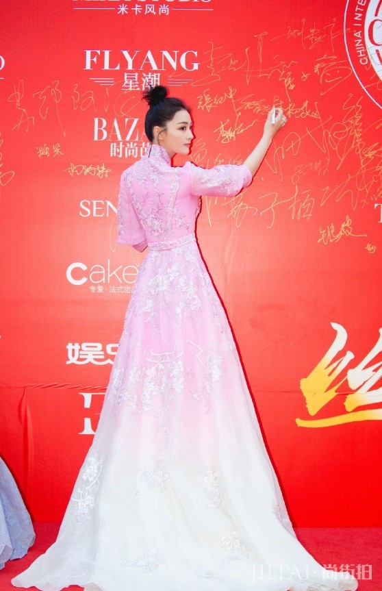 张馨予“道士头”配长裙,除了美还是美!