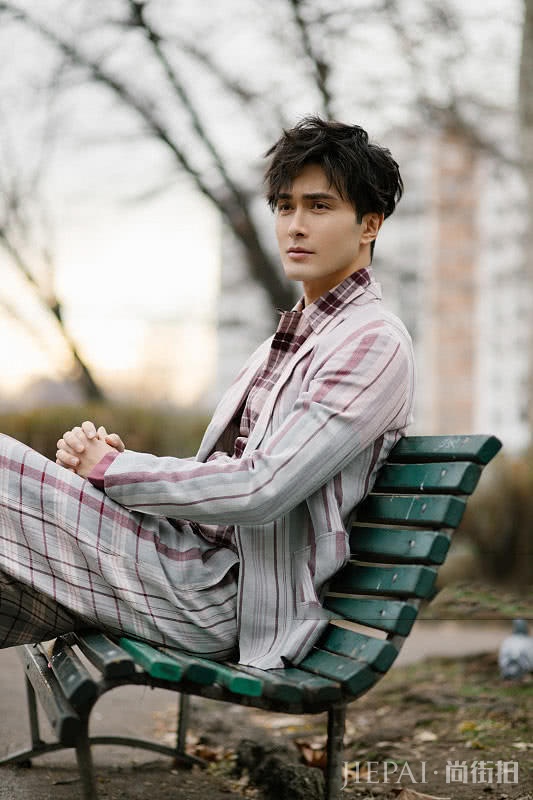 高伟光米兰街拍“侧颜杀”太厉害！穿上西装做型男，但这鞋子抢镜