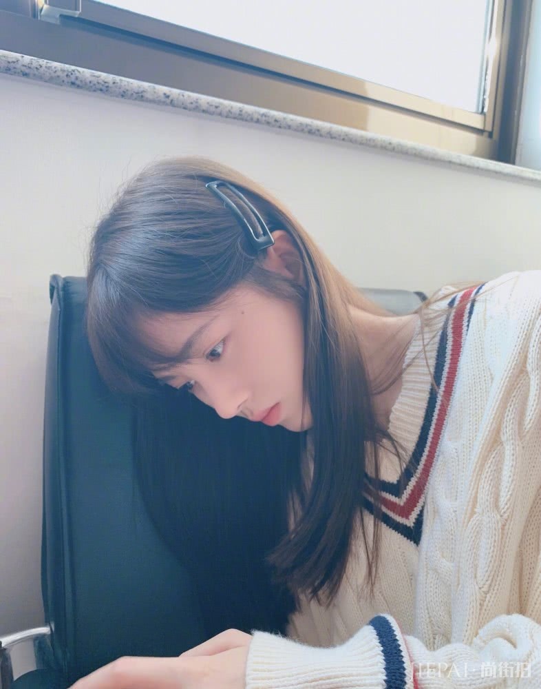 鞠婧祎齐刘海长发搭配毛衣温柔又甜美,早该这样穿了