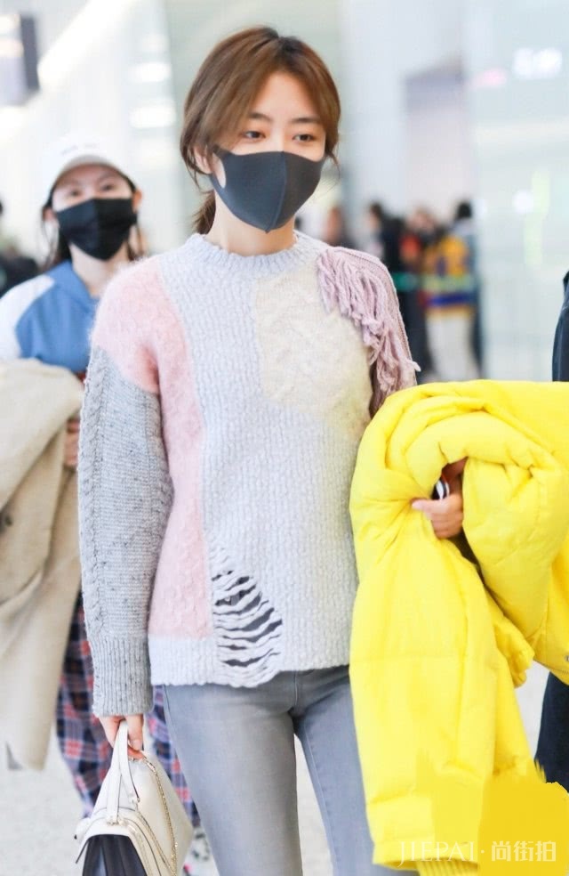 谭松韵穿“毛毯衣”终于不像学生!