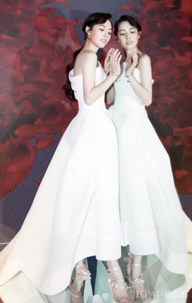 郭碧婷用“A4纸”当衣领，出乎意料性感极了！