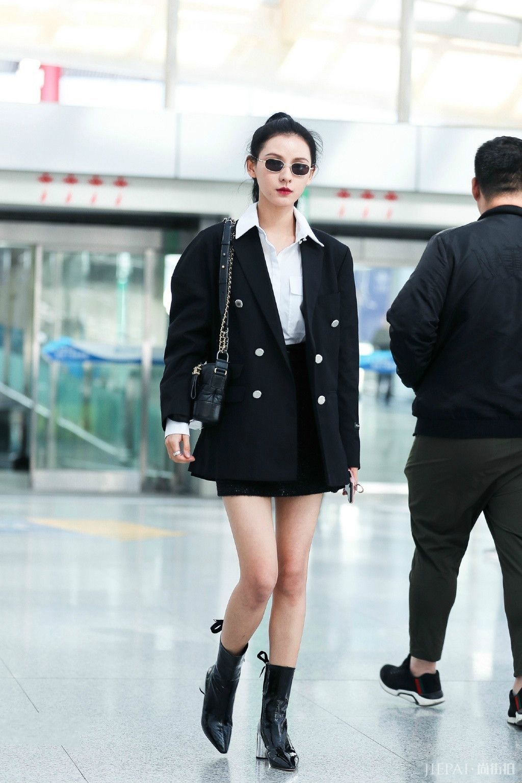 张予曦黑色上衣现身机场，看起来格外迷人！